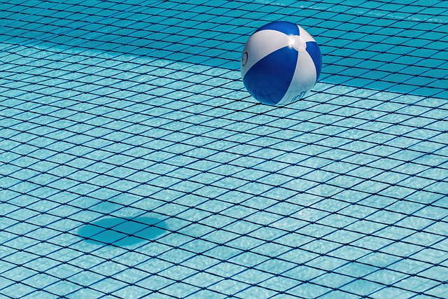 míč v čistém bazénu